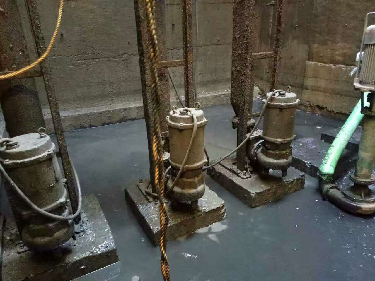 白塔污水池清理